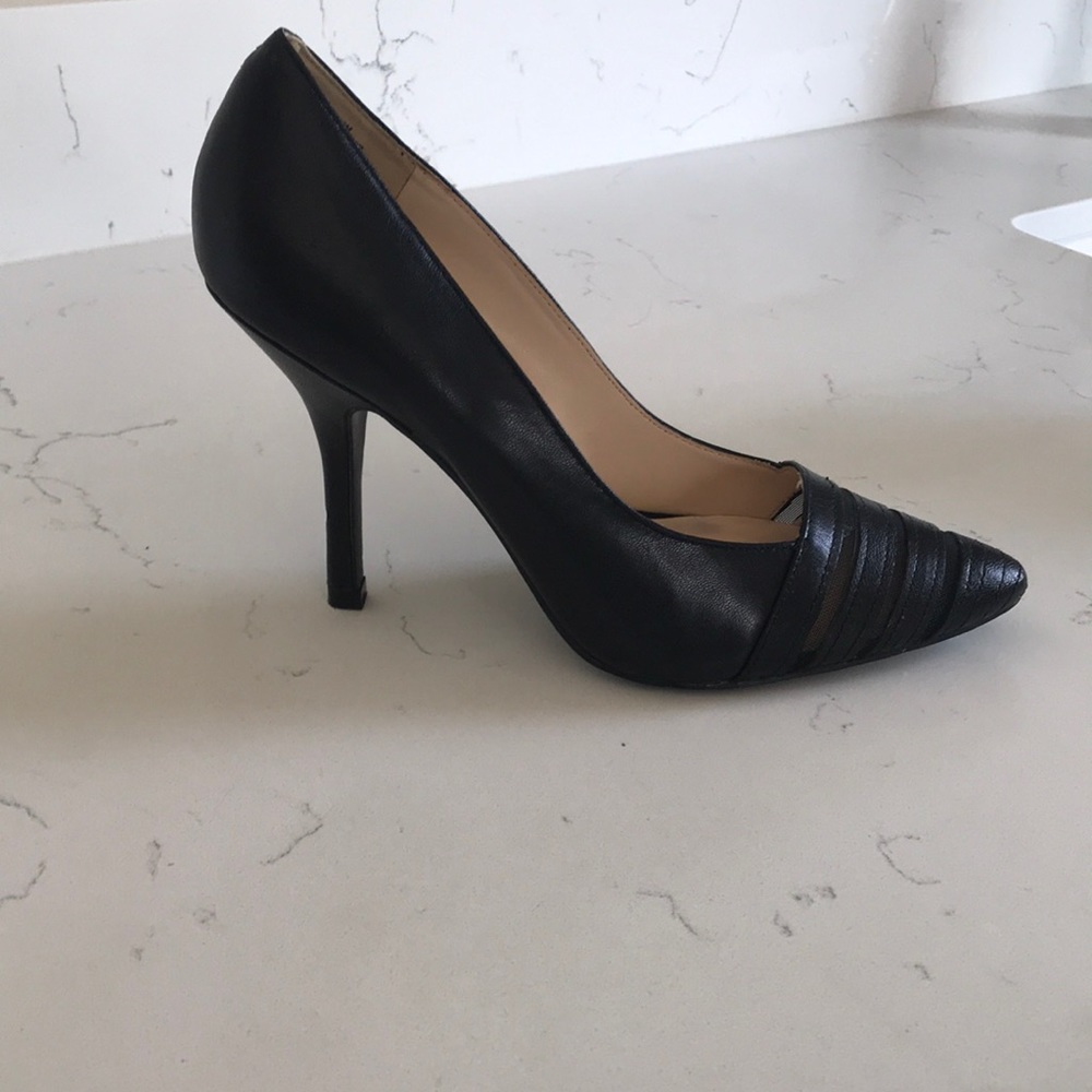 Nine West Size 6 Medium Black Pointed Toe Pumps